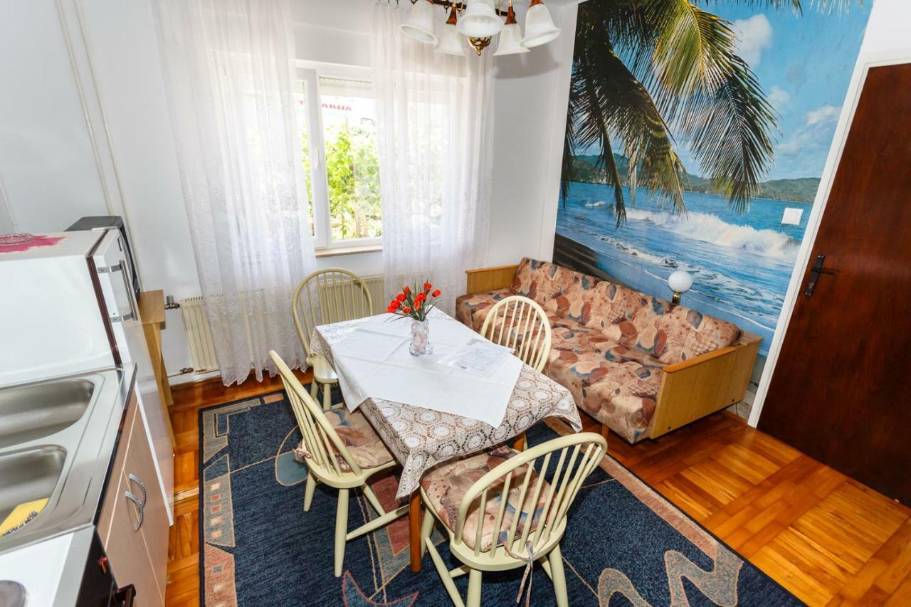 Apartmani Jelica Krk Town Eksteriør bilde